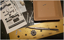 La pose de la sérigraphie....en fait des décalcomanies imprimé à l'imprimante laser puis découpé et placés un à un sur la plaque à la pince Brucelle. Travail d'alignement un peu fastidieux (surtout pour les repaires de boutons) mais je n'ai pas trouvé mieux pour l'instant!