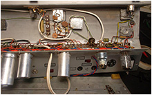 La partie Tremolo avec la lampe Néon témoin montée sur connecteur. La céllule est cablée à l'intérieur. 