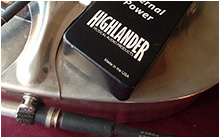 Le boitier externe d'alimentation du Highlander et son cable spécifique stéreo permettant l'alimention 9V externe.