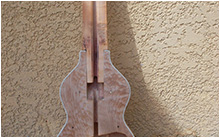 Le corps néttoyé de la cire apposée par l'ancien propriétaire. La cavité acceuille l'ensemble micro et potentiomètres, la rainure dans le manche permet de loger le renfort de la plaque en Hylbum qui couvre l'instrument.