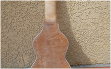 Le corps en érable ondée de la dernière série de lapsteel hollow bodies!