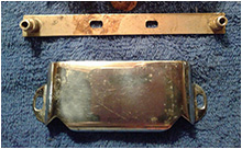 Tout l'accastillage nécessaire récupéré pour mon lapsteel! Le micro et son support, la cache chevalet et le sillet en acier chromé.