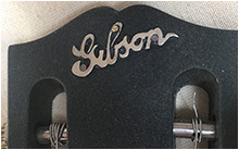 Le logo chromé Gibson, d'époque et riveté à la tête