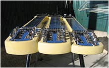 Détail du chef d'oeuvre! La couleur jaune sur la touche en aluminium prouve la présence du vernis.